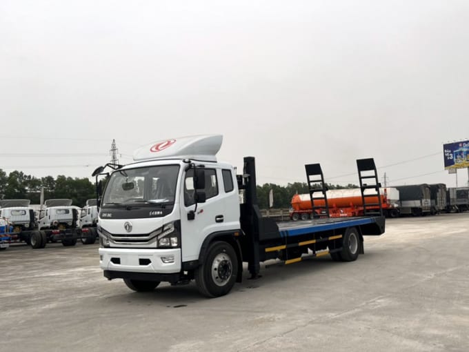Xe fooc nâng đầu chở máy công trình Dongfeng D8 